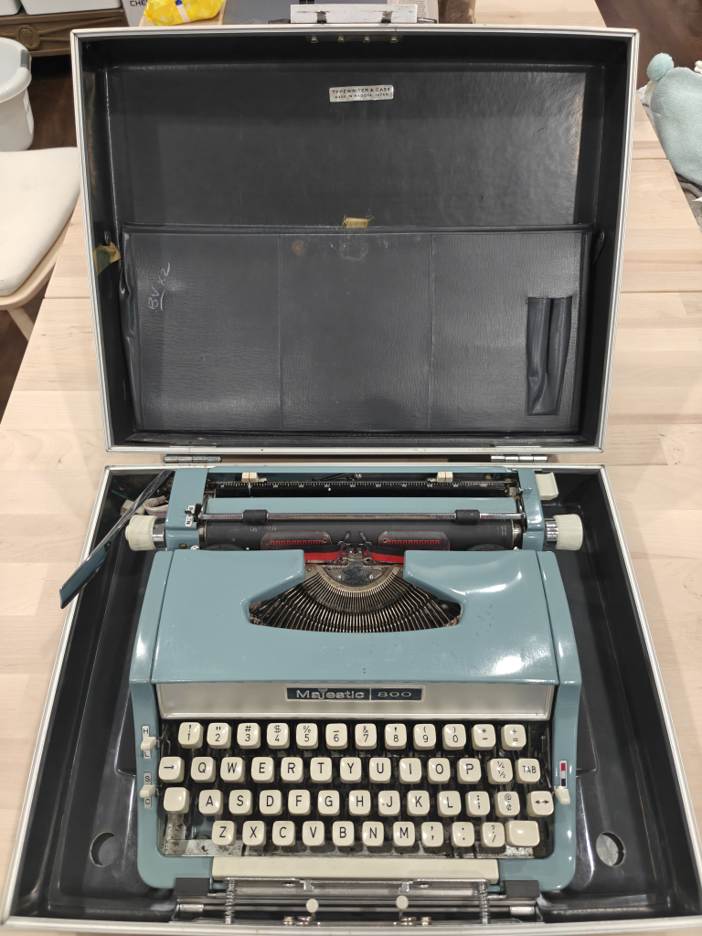 Majestic 800 Typewriter with Case (Made in Nagoya, Japan)