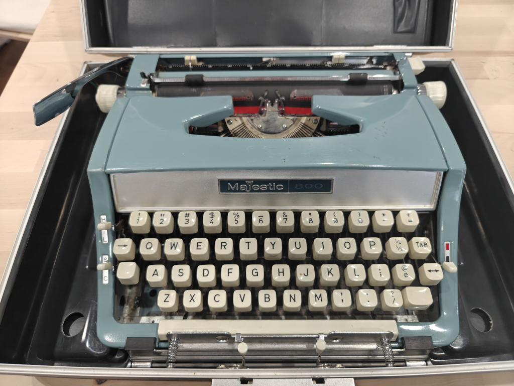 Majestic 800 Typewriter with Case (Made in Nagoya, Japan) - photo 2
