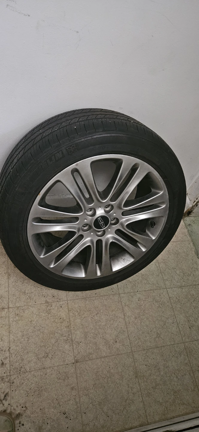 Lincoln Wheel with Tire 235/45R18
