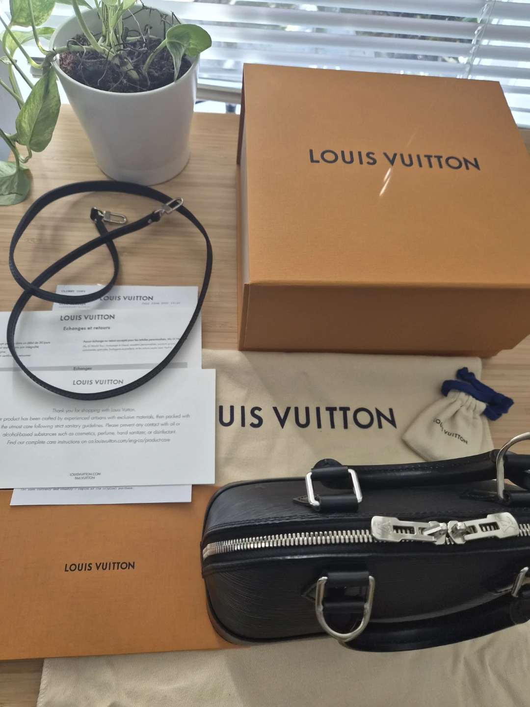 AUTHENTIC Louis Vuitton Alma BB Black Epi Leather Handbag - photo 2