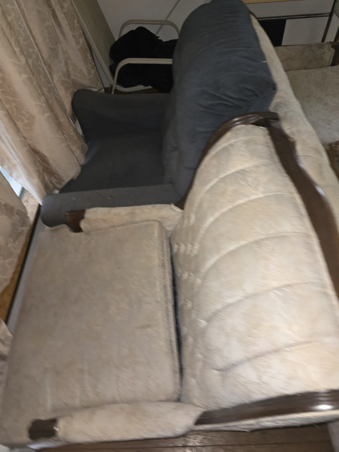🧡 FREE couch and matching chair and ottoman BINGO🧡