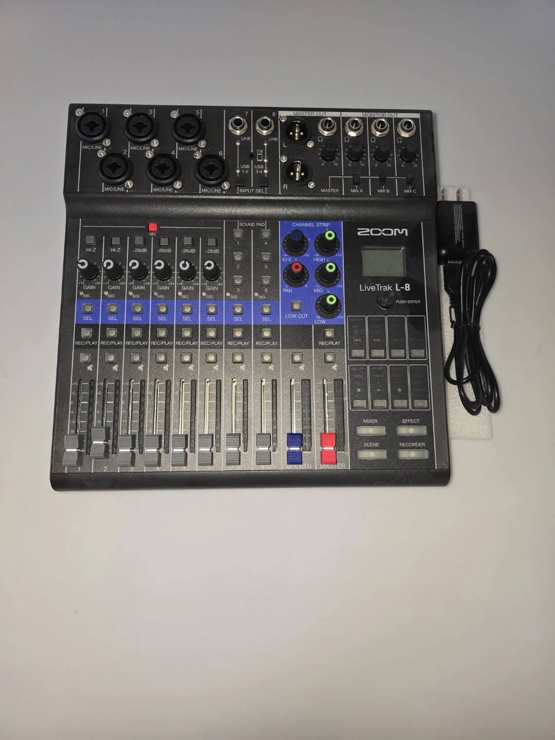 ZOOM LiveTrak L-8 Podcast Mixer