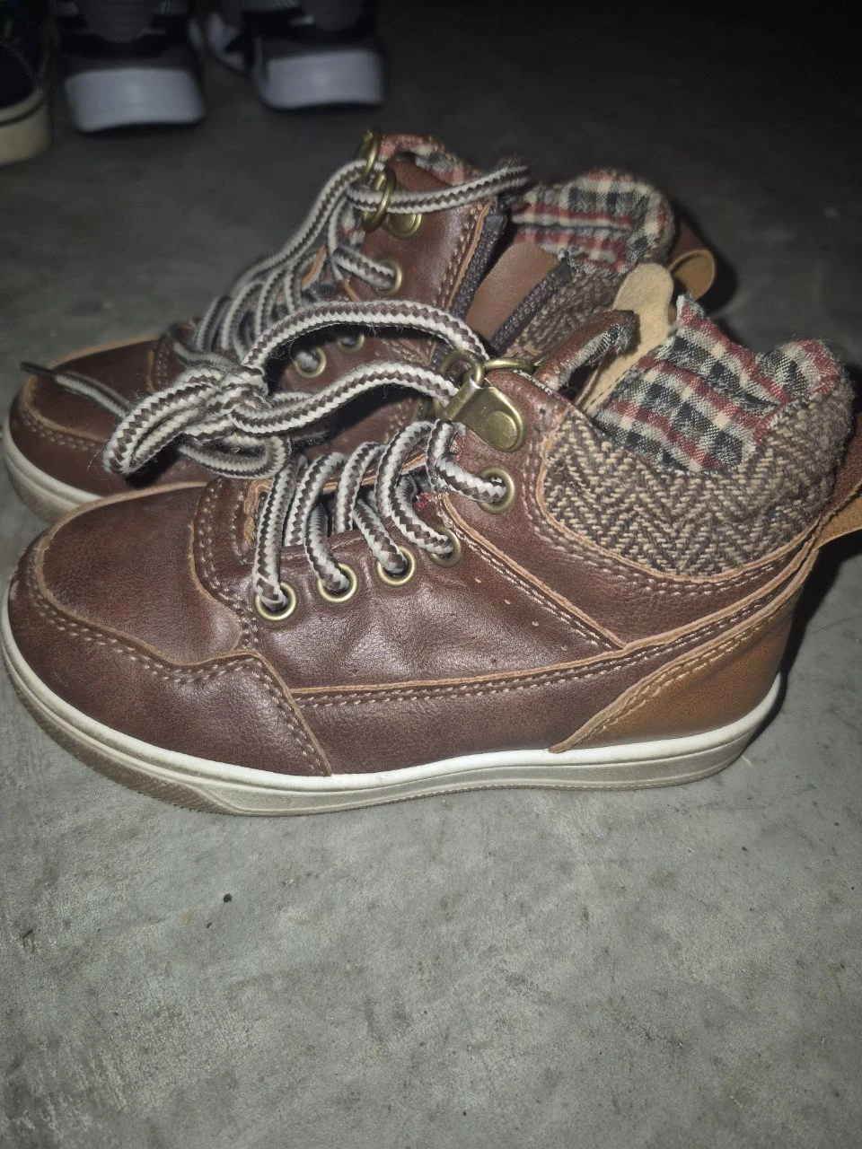 Tommy Bahama Boys Brown Lace-Up Boots Size 7 - photo 2