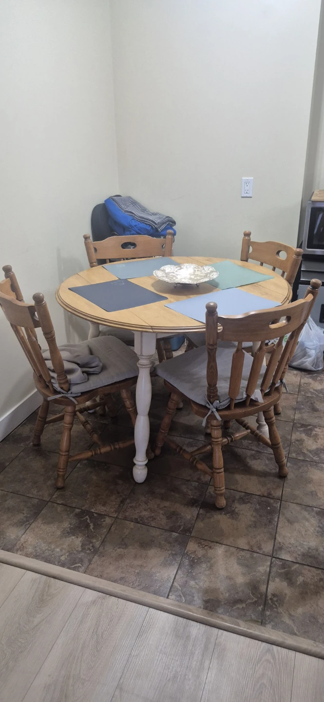 Round Oak Dining Table with 4 Chairs