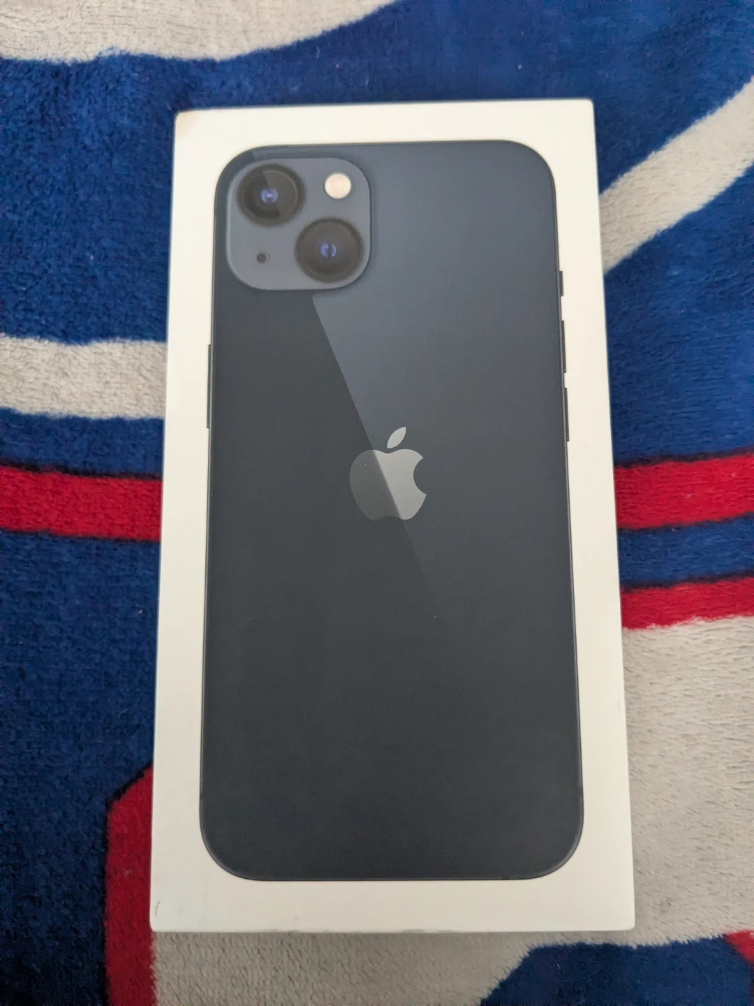Apple iPhone 13 box