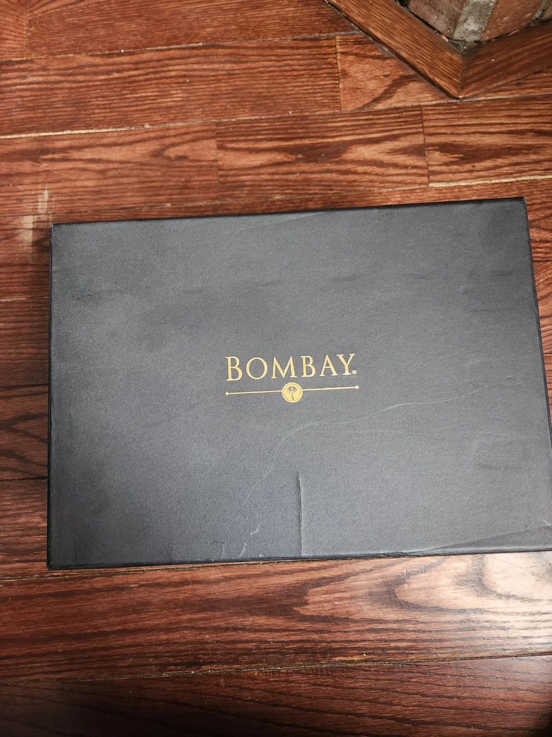 Bombay White Teapot with Black Silk Lining Box