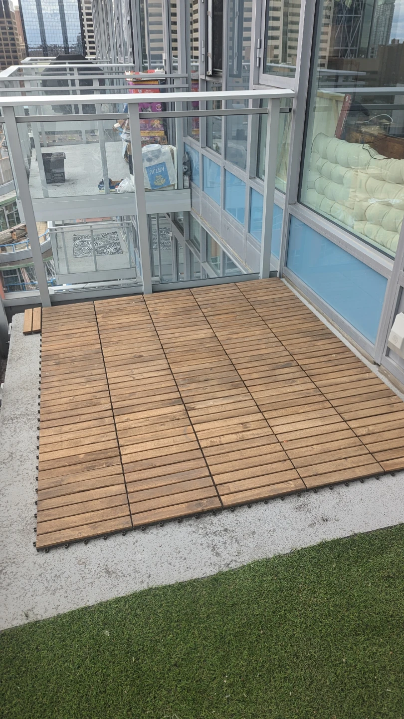 Artificial grass and wooden tiles for the terrace. - photo 2