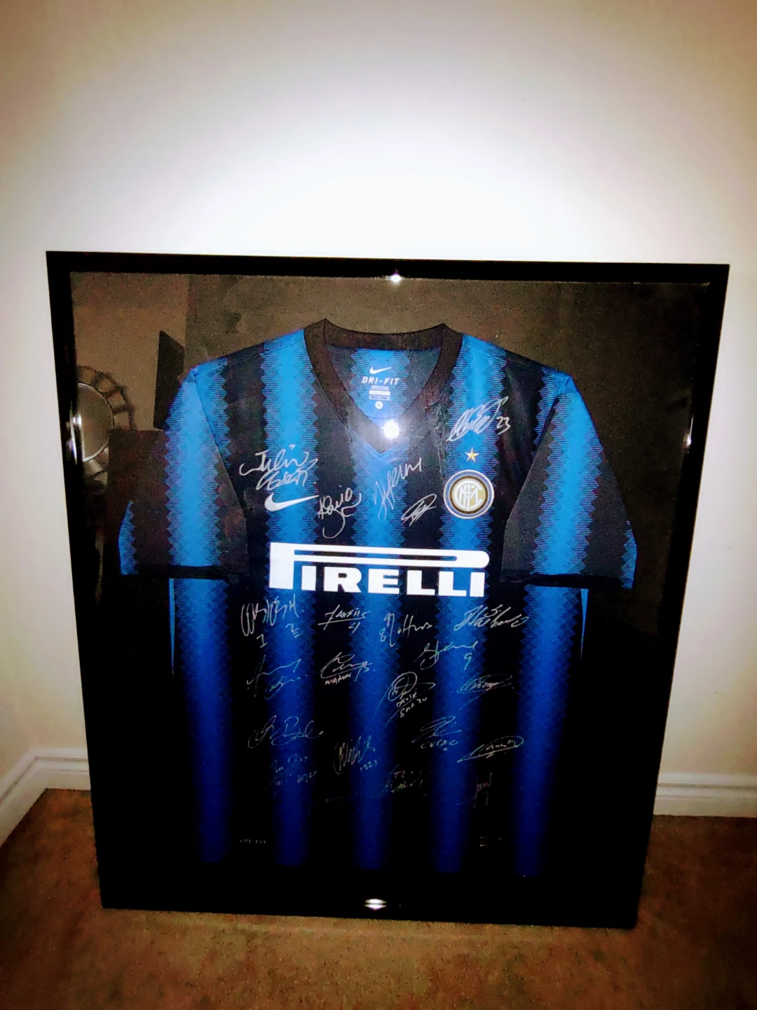 Framed 2010/11 FC Inter Milan Signed Shirt - photo 2