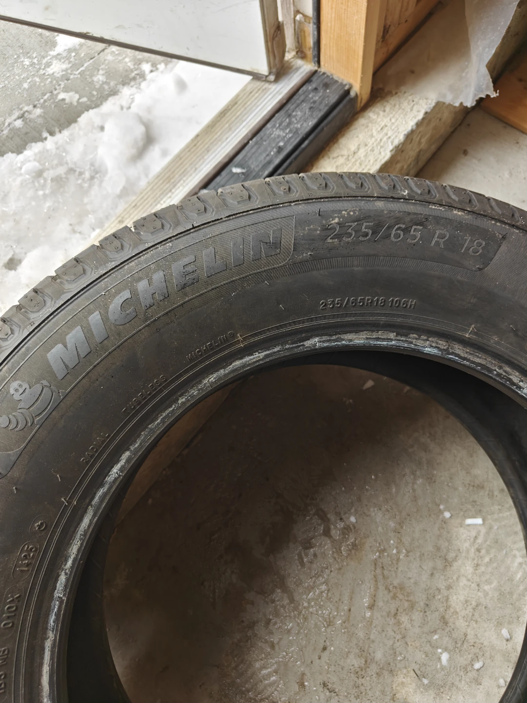 4x Michelin Defender 2 – 235/65R18 – Like New (2025 DOT)