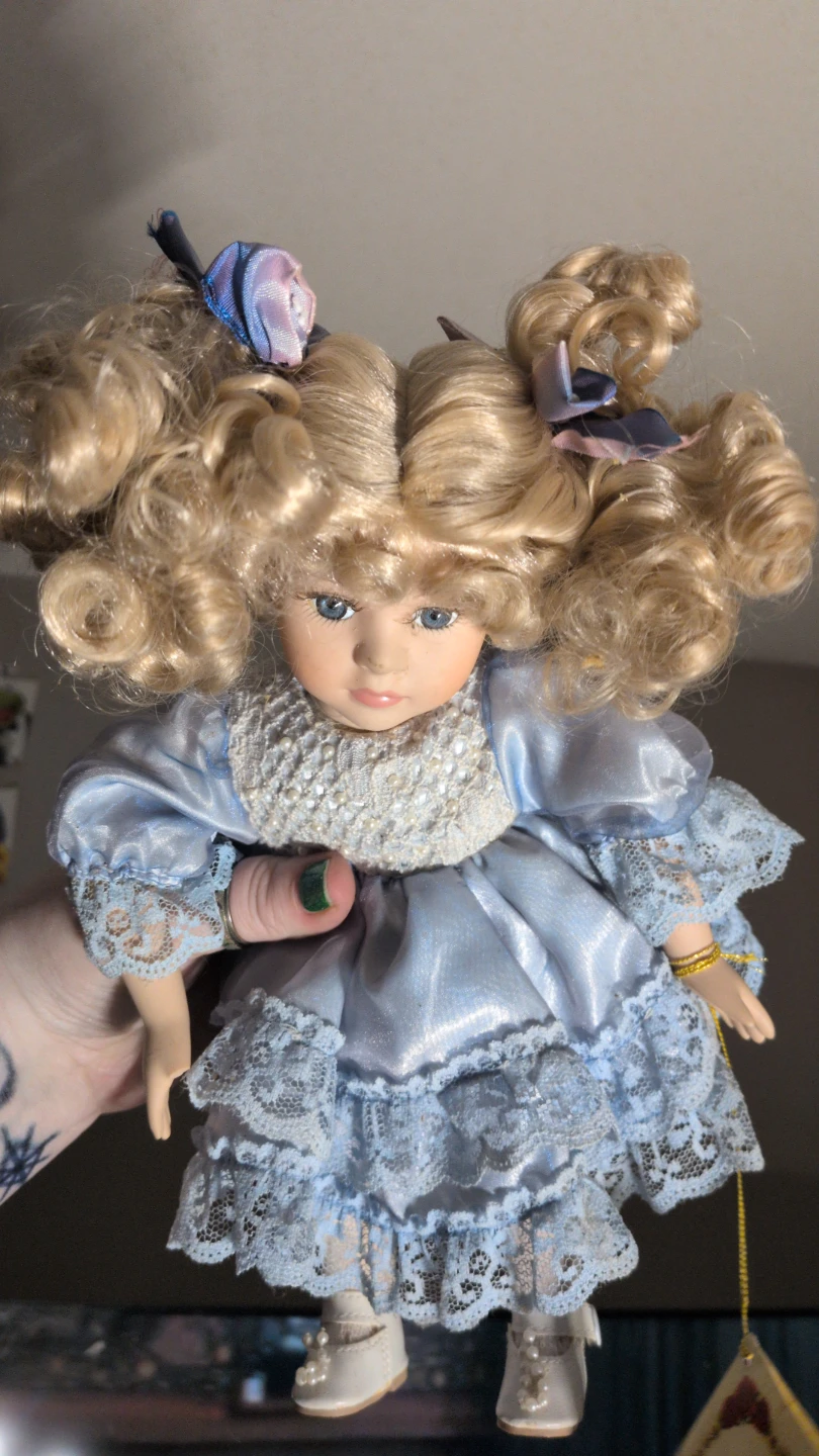Musical Porcelain Doll - with winding music box - photo 3