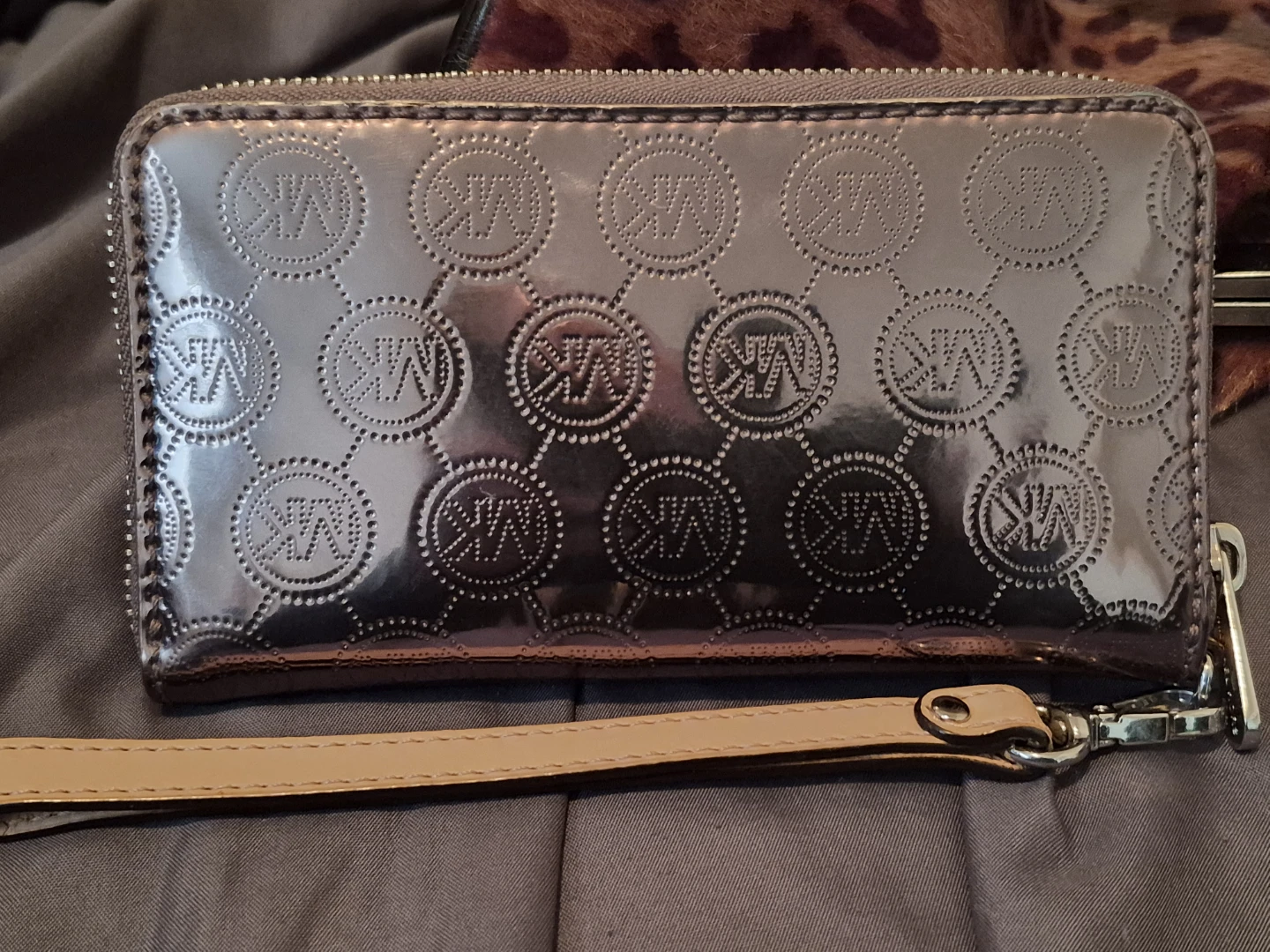 Michael Kors Jet Set Monogram Mirror Metallic Zip Around Wallet. - photo 2