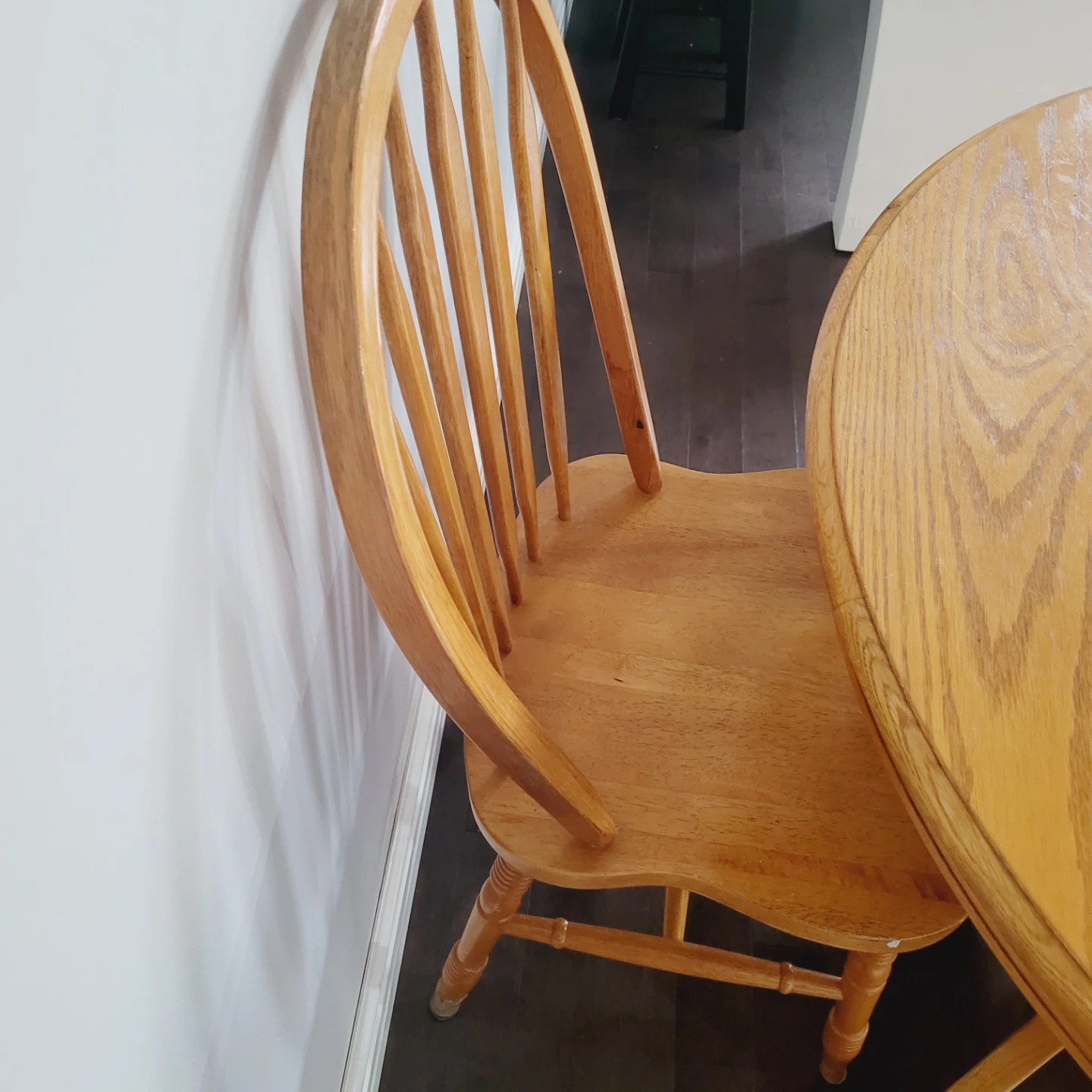 Round Oak Dining Table with 2 Chairs - photo 5