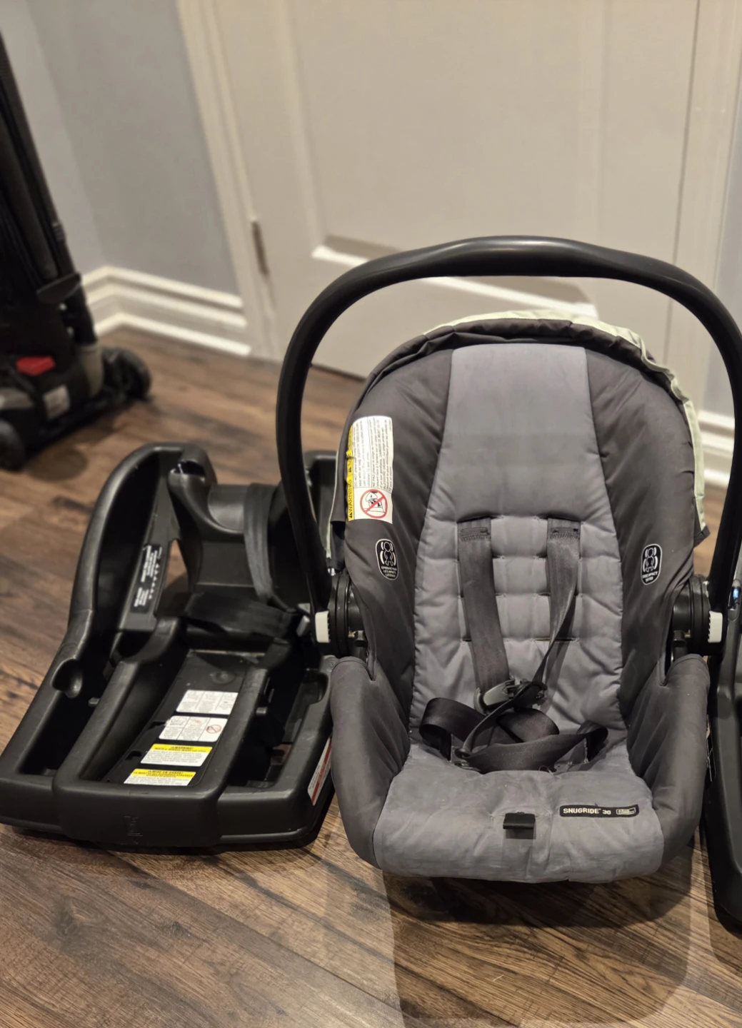 Graco  Infant Car Seat with Base