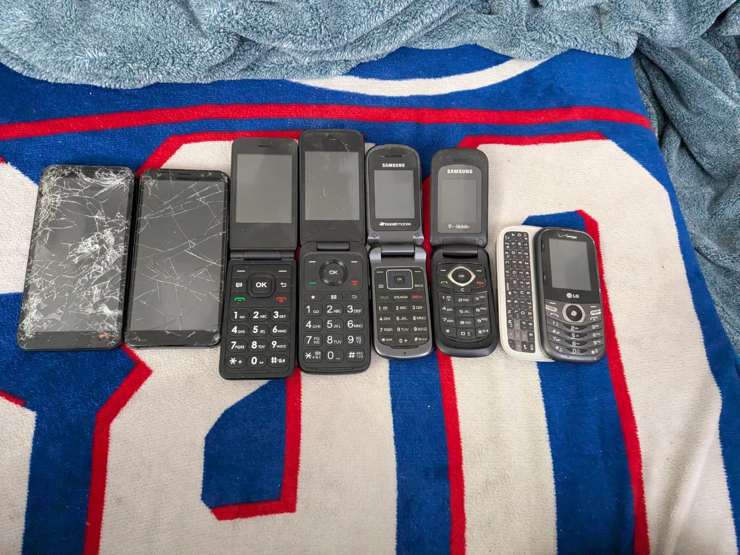Lot of 8 Cell Phones - Various Brands