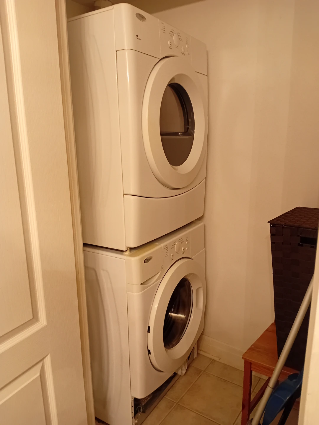 Luxury 24 hr security condo furnished steps from Subway station - photo 5