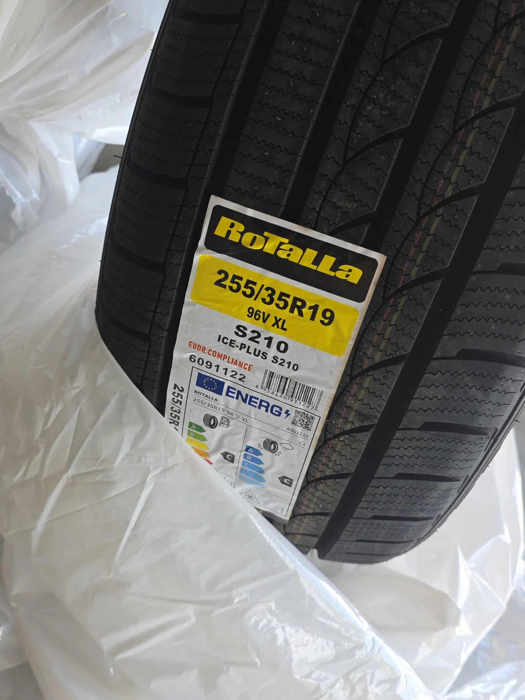 Rotalla 255/35R19 96V XL Ice-Plus S210 Winter Tires