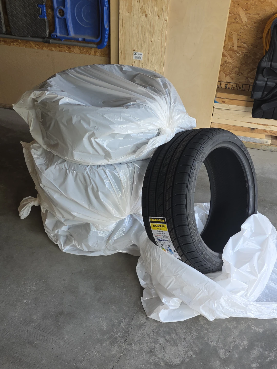 Rotalla 255/35R19 96V XL Ice-Plus S210 Winter Tires - photo 2