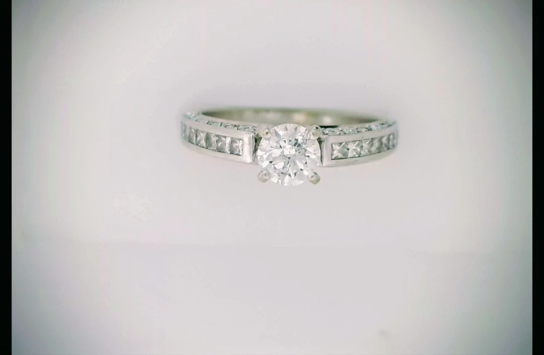 Gorgeous 14k white gold natural diamond engagement ring - photo 4