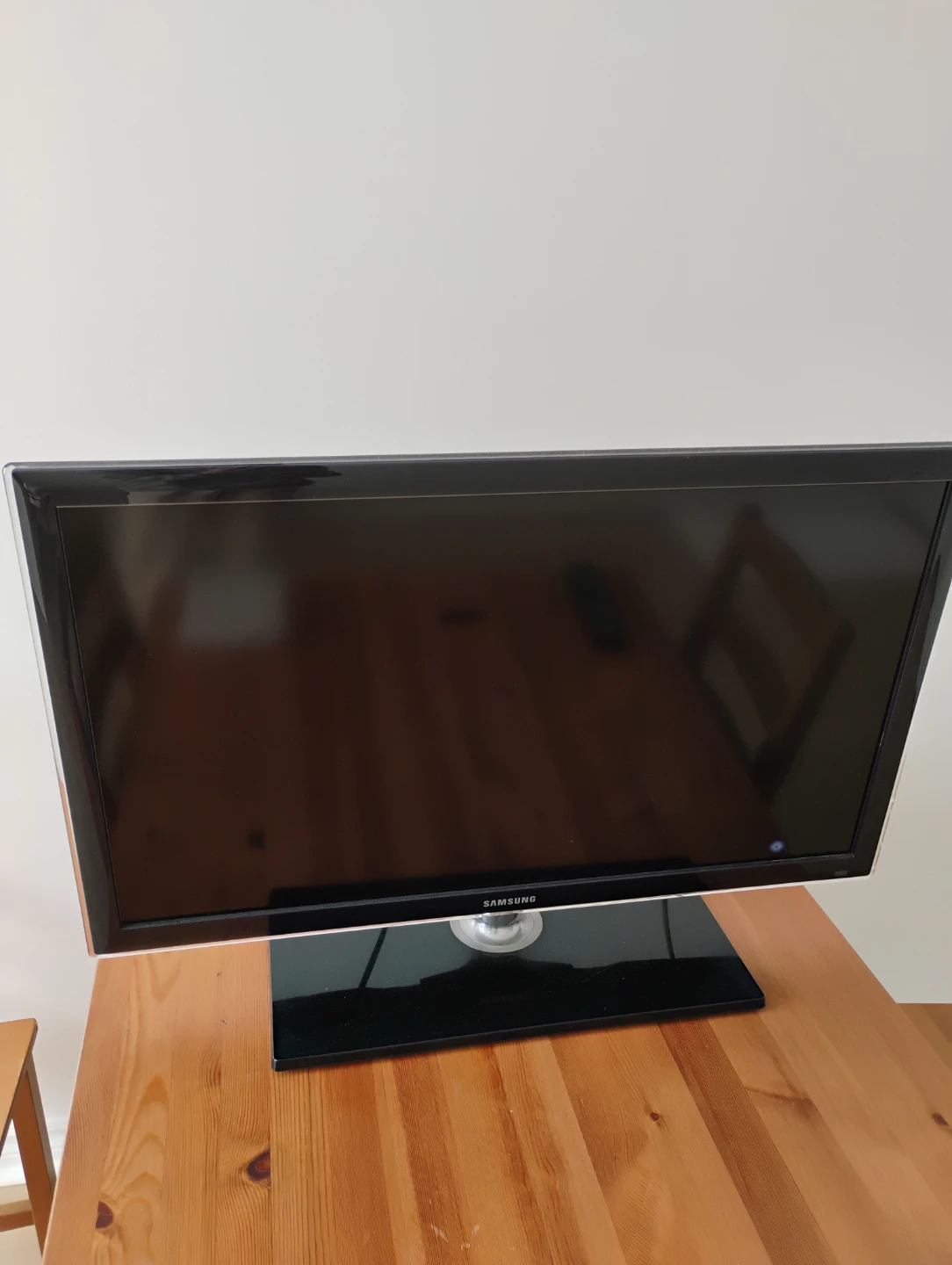 [Broken Screen] Samsung 32" LED TV Series 4000