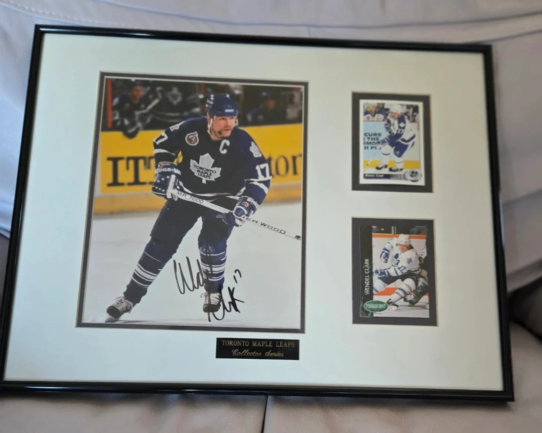 Wendel Clark Autographed photo including two hockey cards 🏆 - photo 3