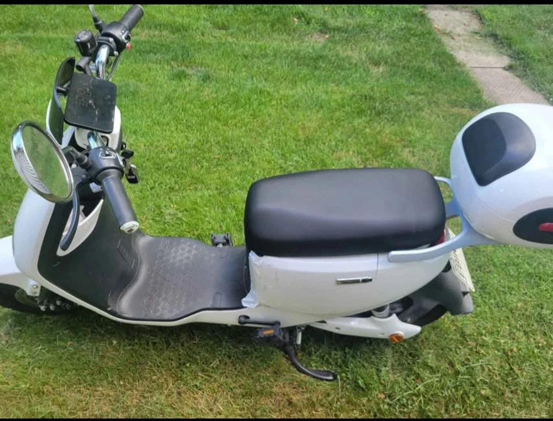 White Electric Scooter with Storage Box - photo 4