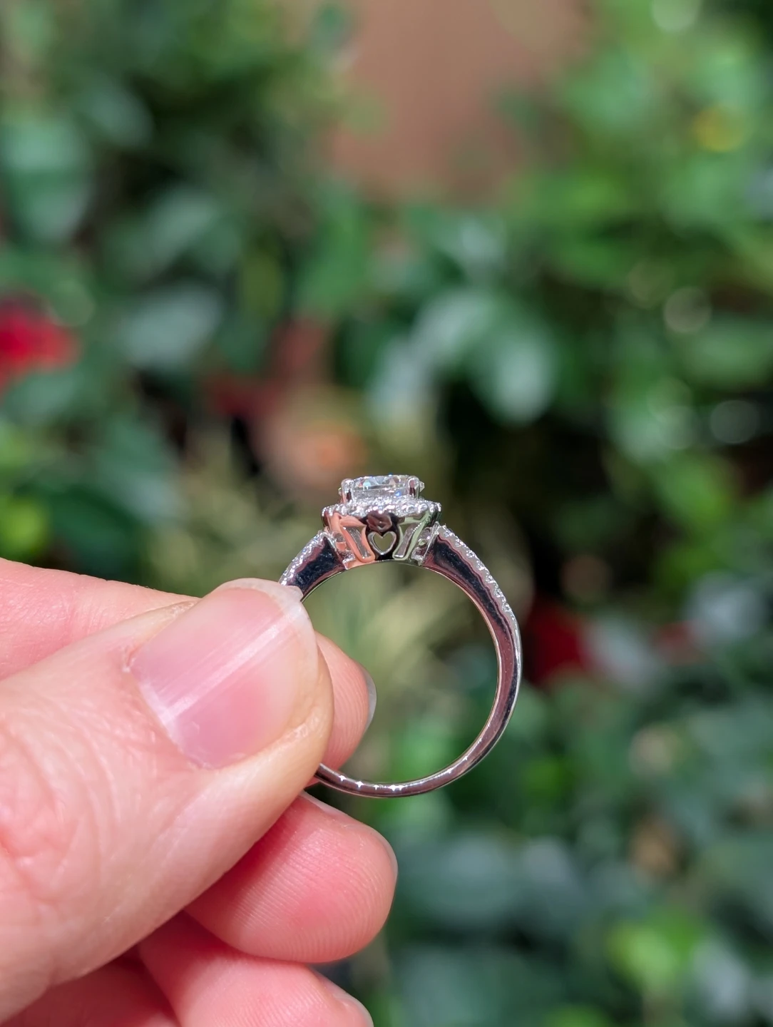 Beautiful moissanite engagement ring (1ct center stone) - size 6 - photo 3