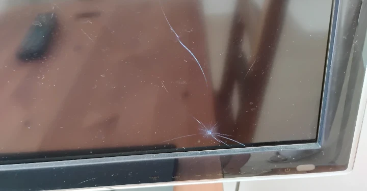 [Broken Screen] Samsung 32" LED TV Series 4000 - photo 4