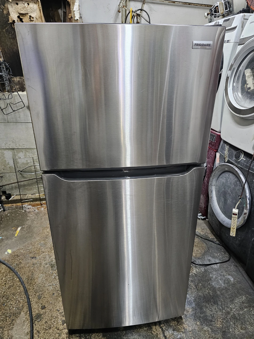 Frigidaire 30in Stainless steel top freezer refrigerator