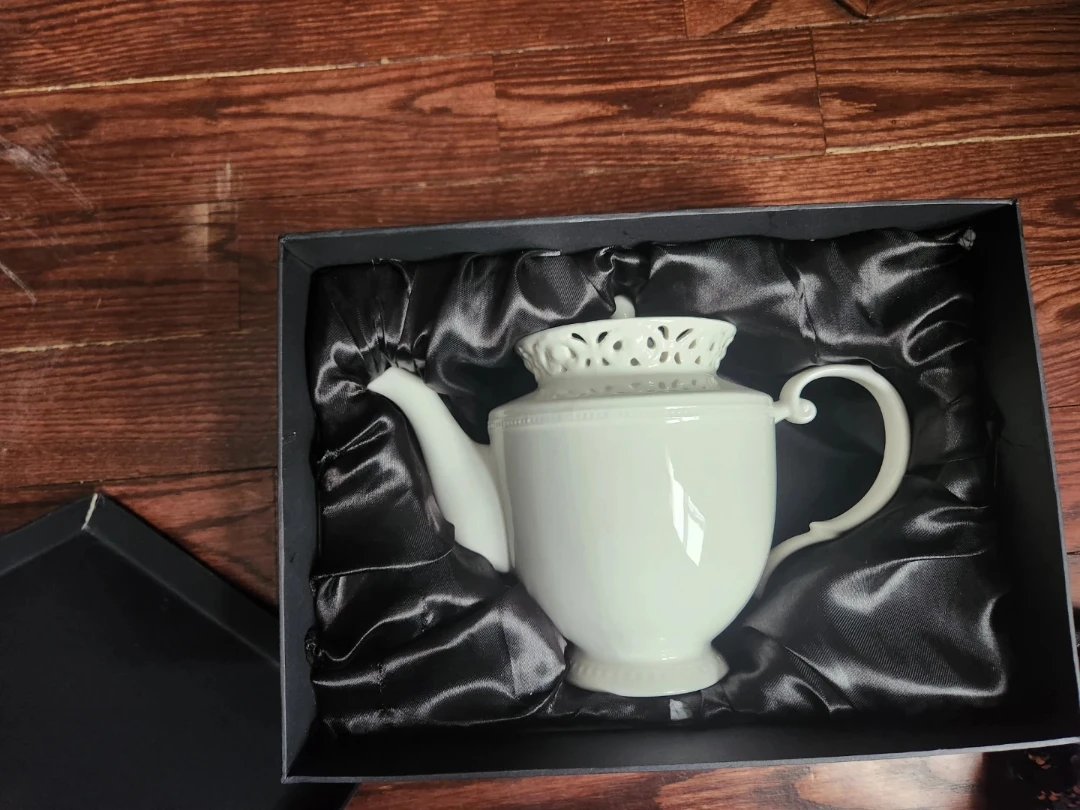Bombay White Teapot with Black Silk Lining Box - photo 2