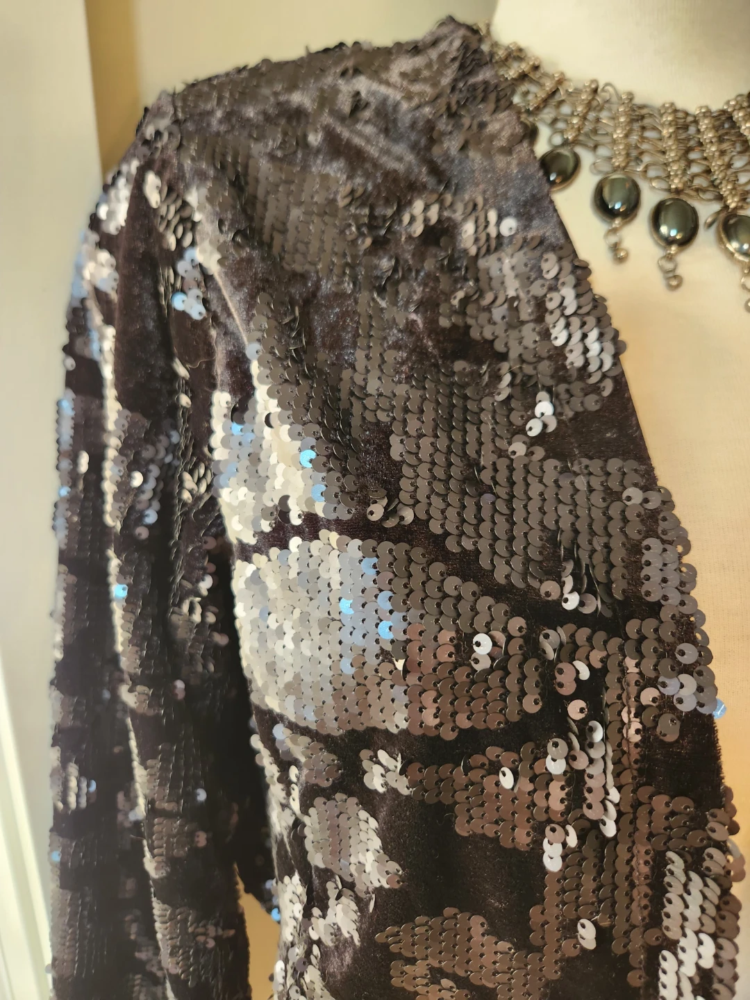 NEW WITH TAGS Sequin Velvet Cropped Jacket - photo 3