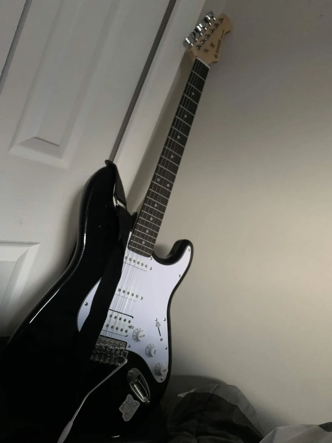 Donner Electric Guitar (NEED GONE ASAP)