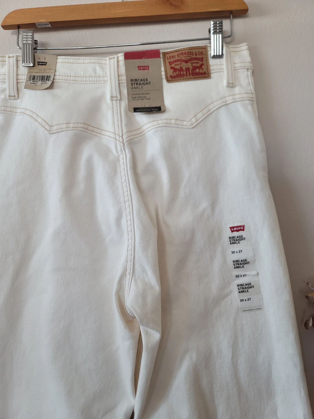 Levi's Women's Ribcage Straight Ankle Denim in Cream New Sz 30 - photo 4