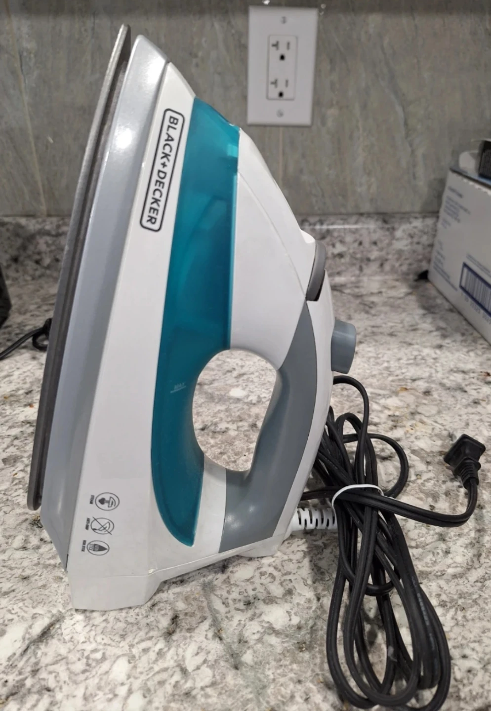 BLACK+DECKER Steam Iron - photo 2