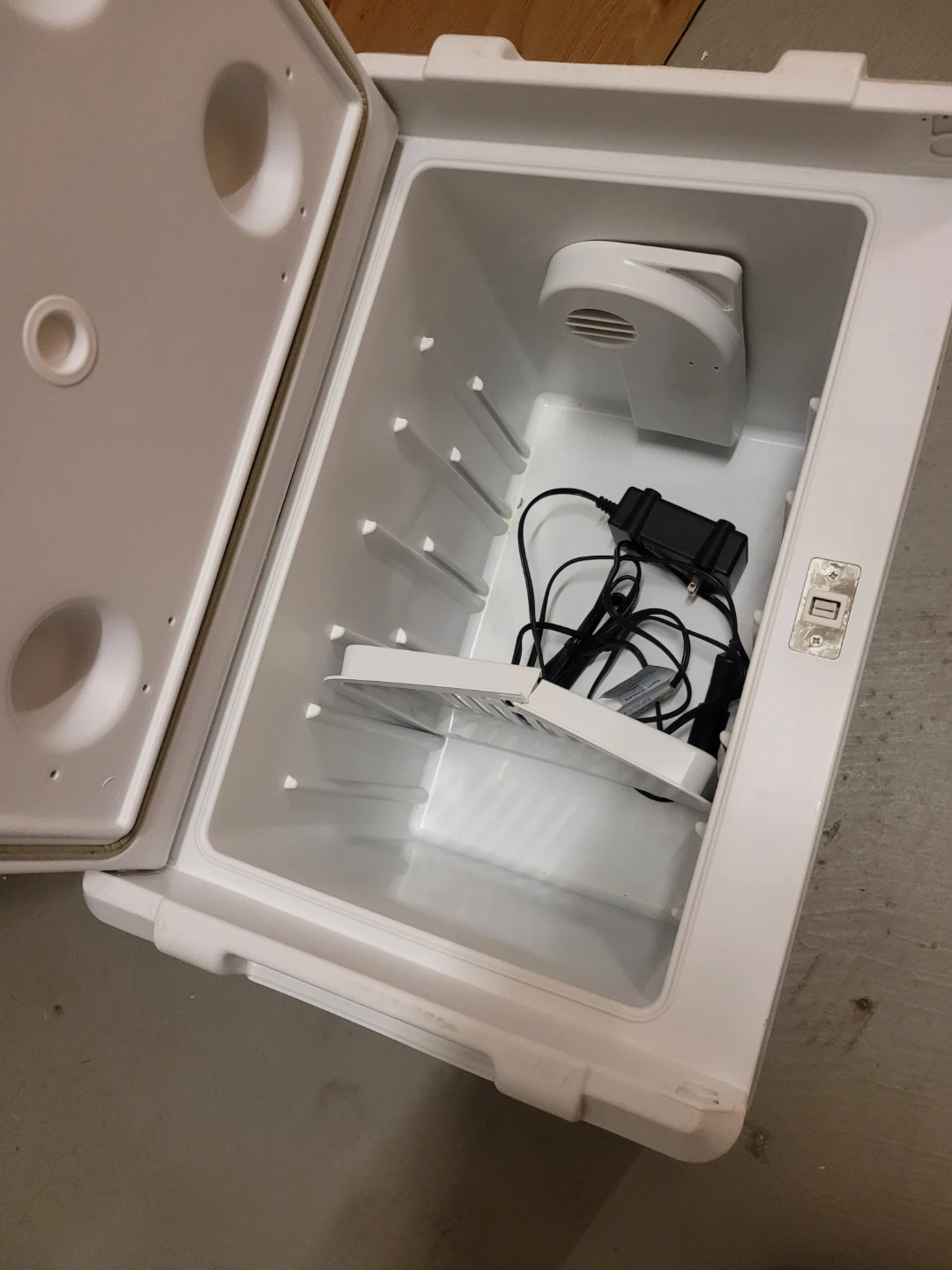 White Portable Cooler - photo 3