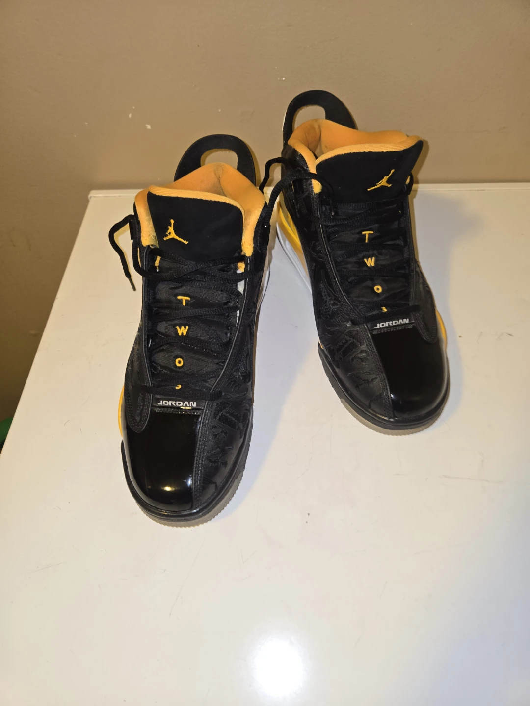 Jordan Shoes size 9 Black Yellow