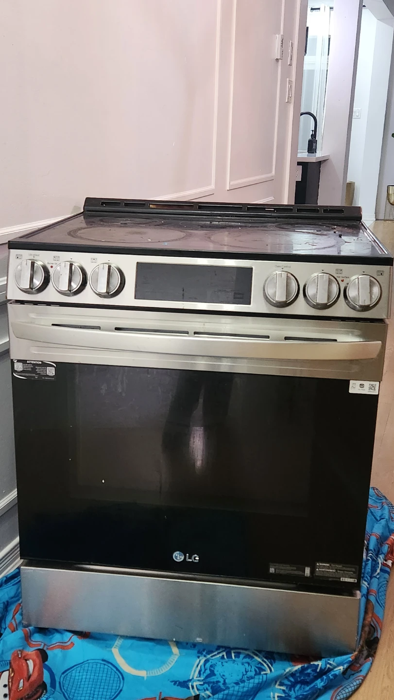 LG Electric Stove with Oven 12 months old. Needs fixing - photo 2