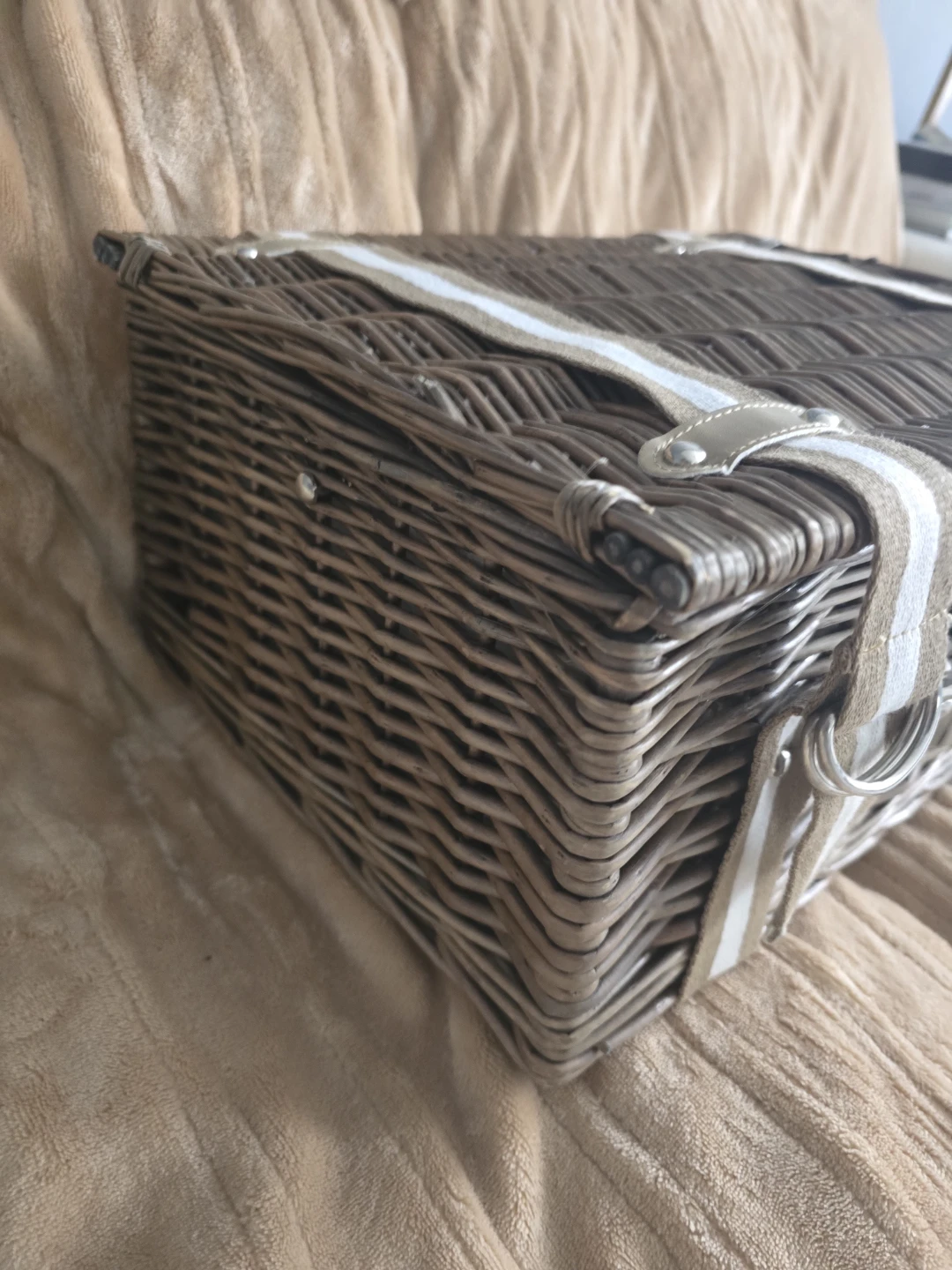 🥕 Wicker Picnic Basket with Utensils and Plates - photo 3