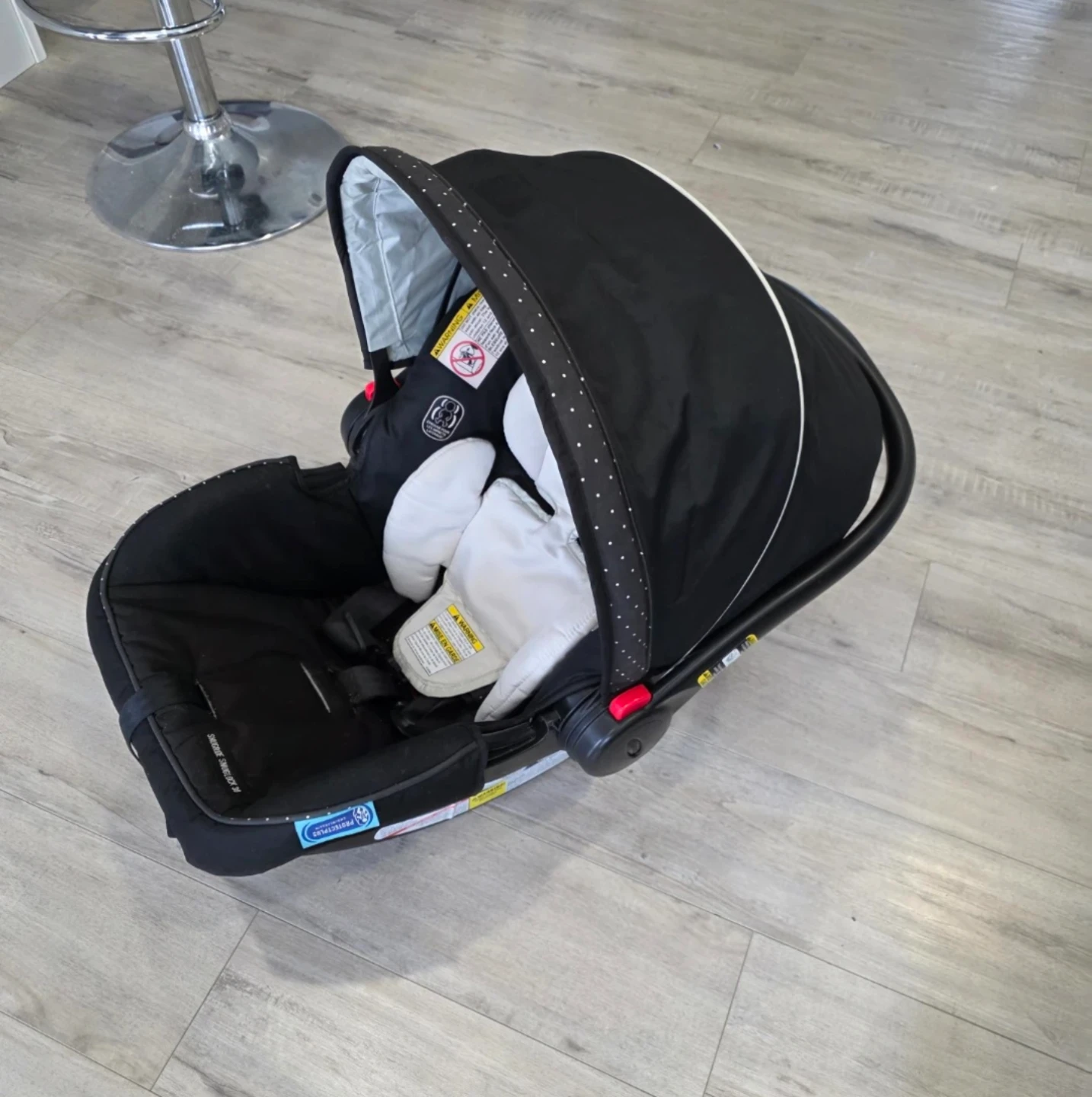 Graco SnugRide SnugLock 30 Infant Car Seat and Base - photo 3