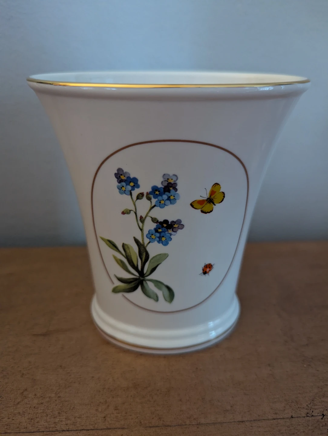 M.J. Hummel Vase 4.75" H - photo 2