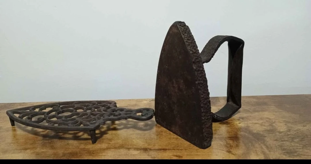 Antique Cast Iron Clothes Iron - photo 2