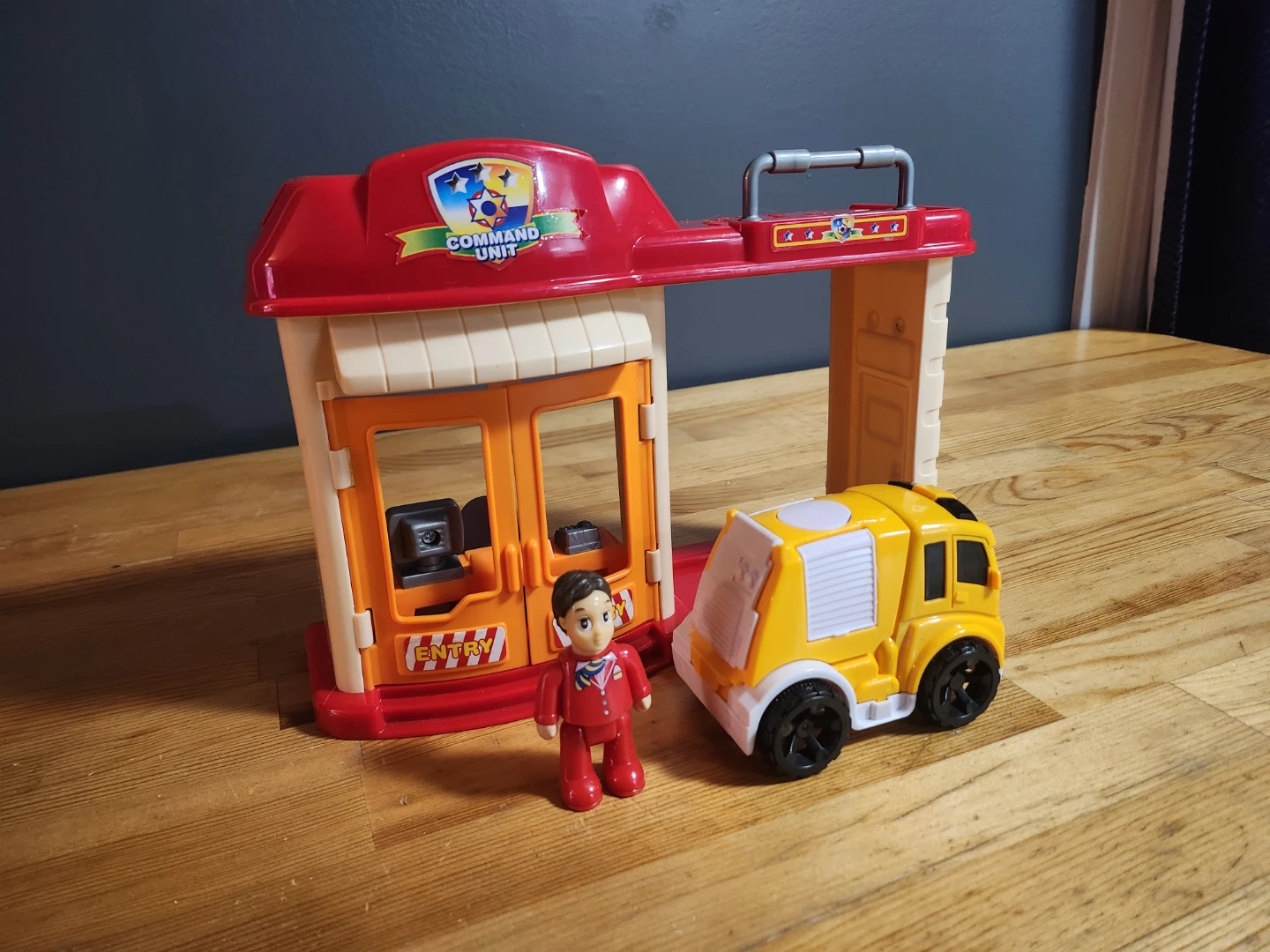 Command Unit Station & Service Vehicle playset