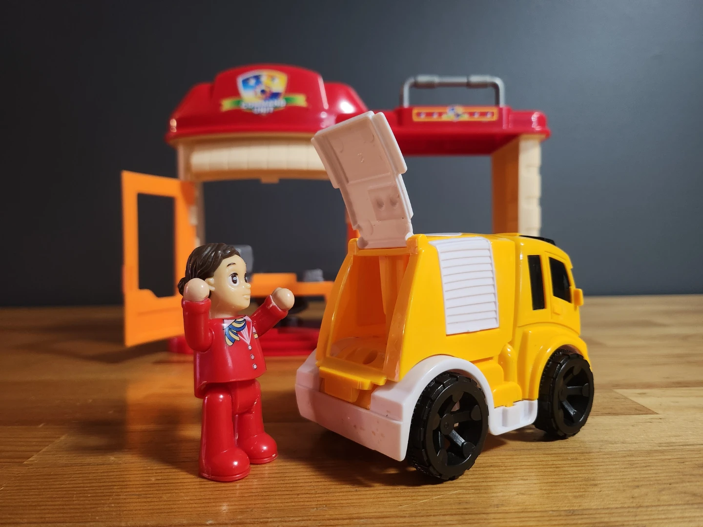 Command Unit Station & Service Vehicle playset - photo 2
