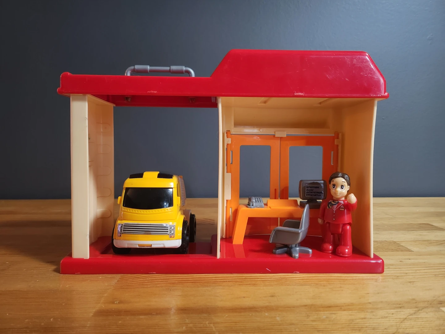 Command Unit Station & Service Vehicle playset - photo 4