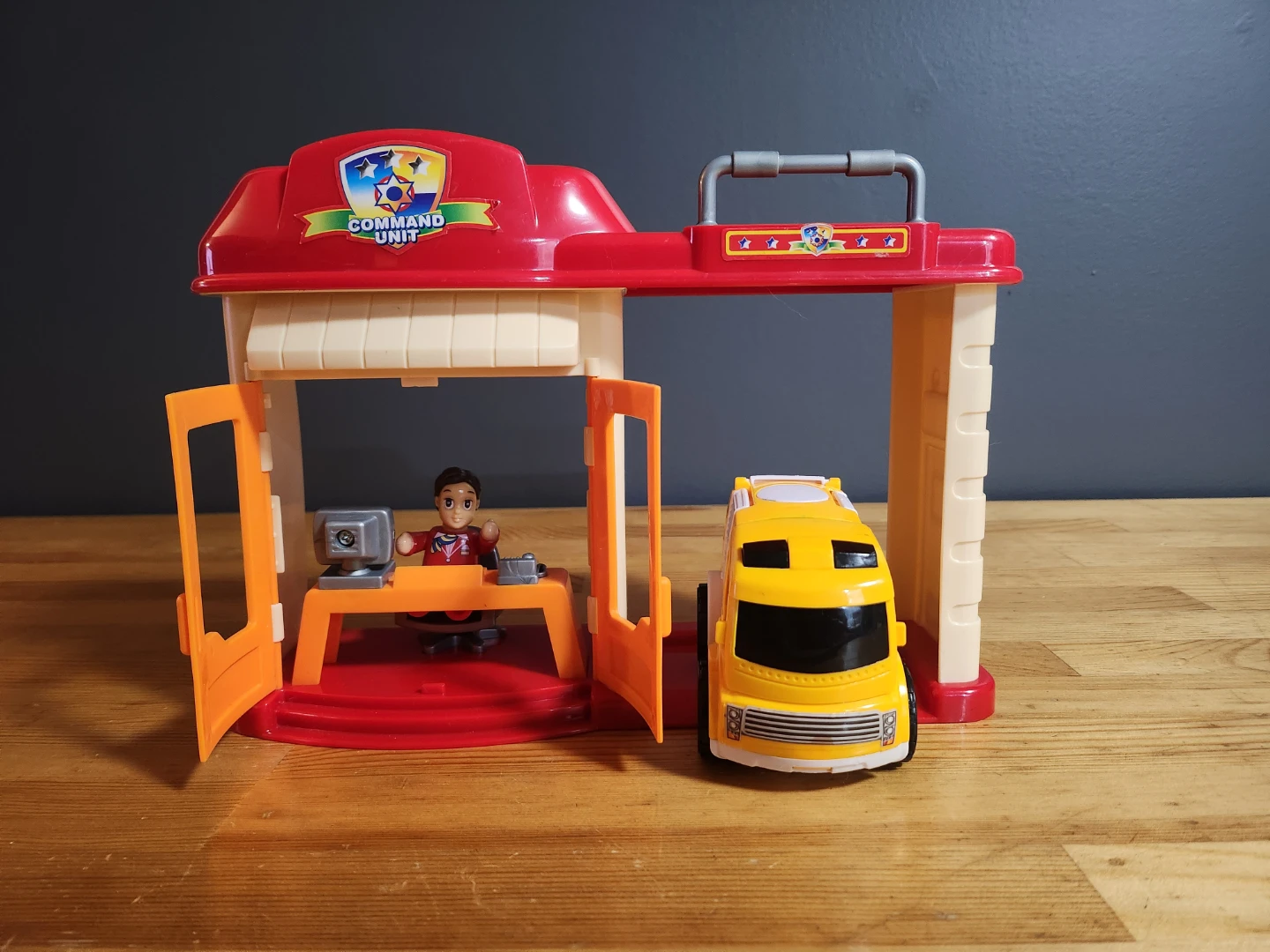 Command Unit Station & Service Vehicle playset - photo 3