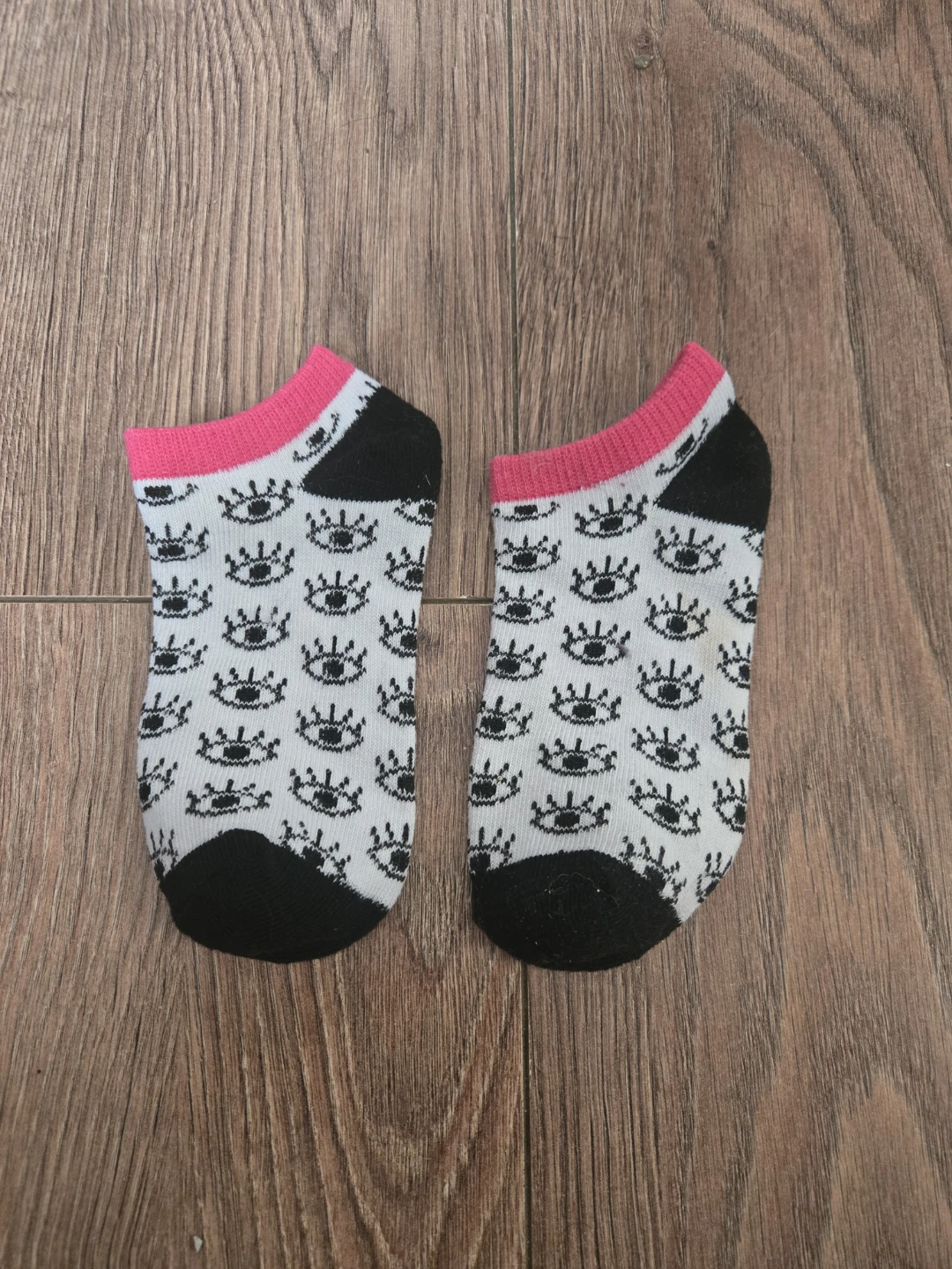 No-show socks with eye pattern