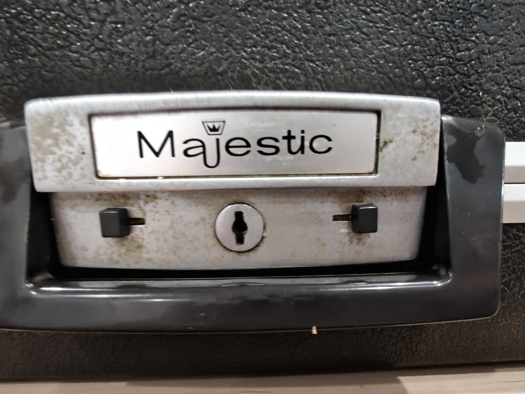 Majestic 800 Typewriter with Case (Made in Nagoya, Japan) - photo 3