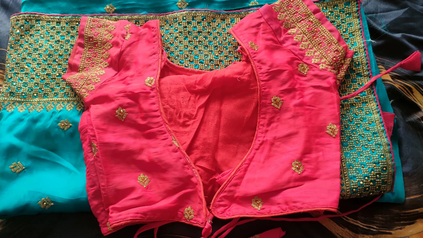 Turquoise Saree with Embellished Blouse - photo 3