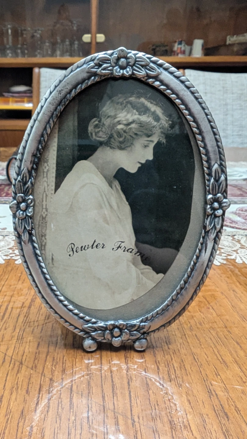 🏆 Oval Pewter Picture Frame