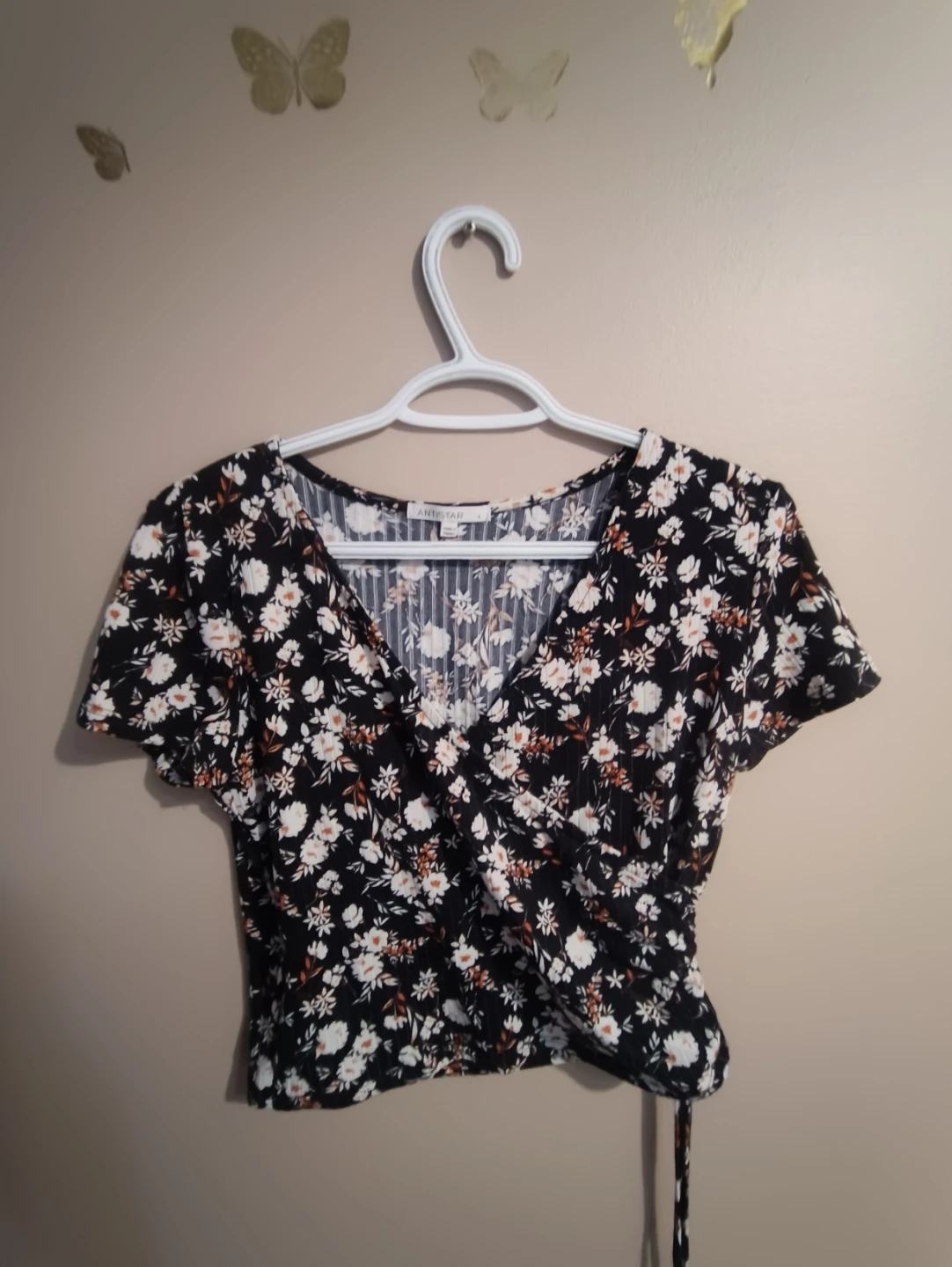 Black floral print twist front cropped top