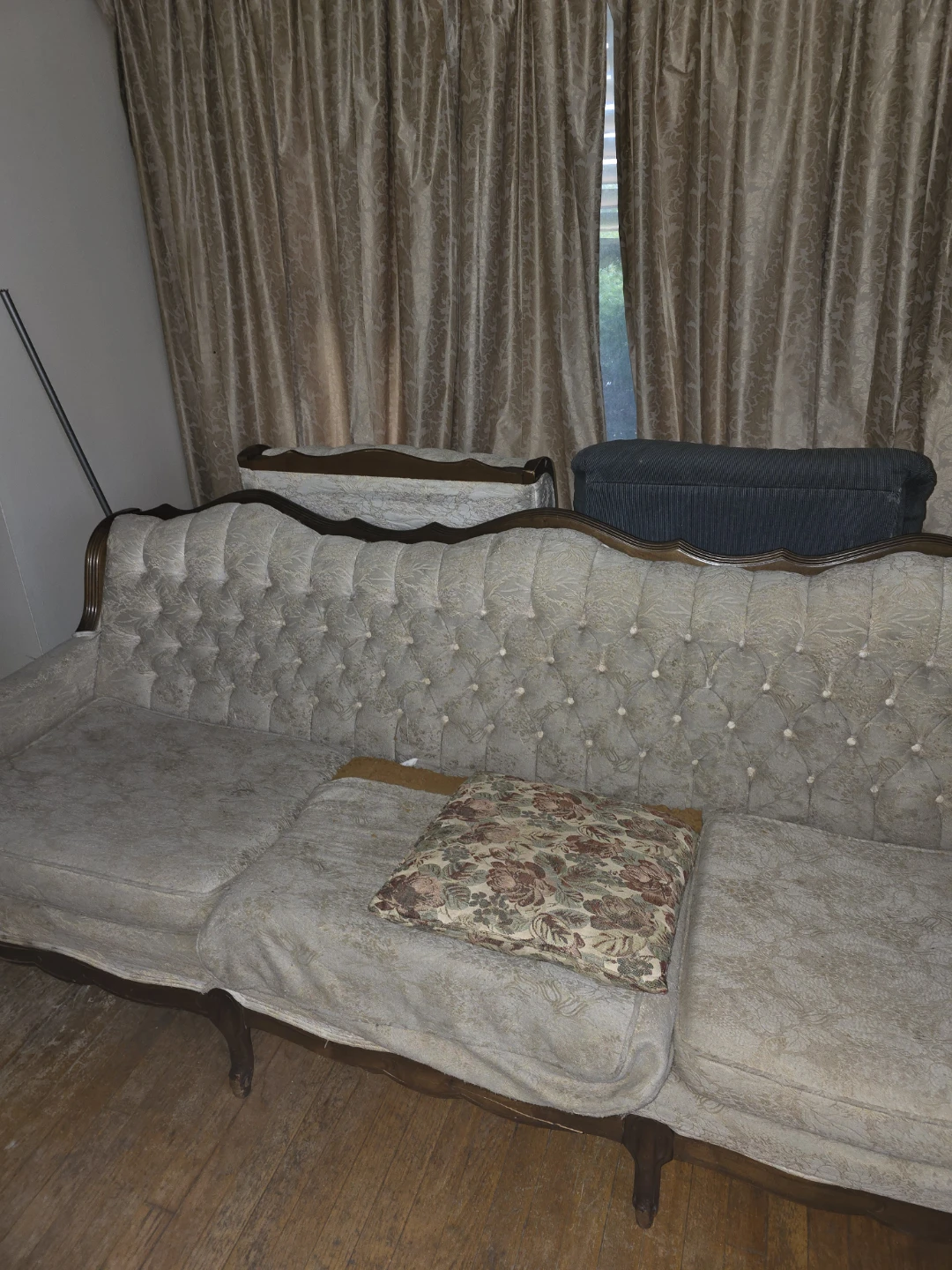🧡 FREE couch and matching chair and ottoman BINGO🧡 - photo 2